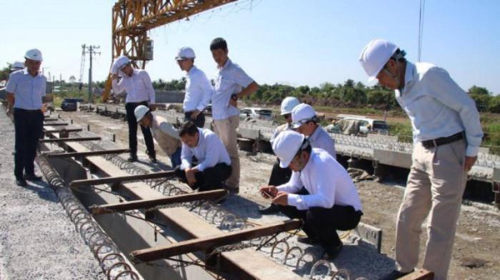 Cơ quan chức năng kiểm tra công tác đúc dầm tại một gói thầu của dự án